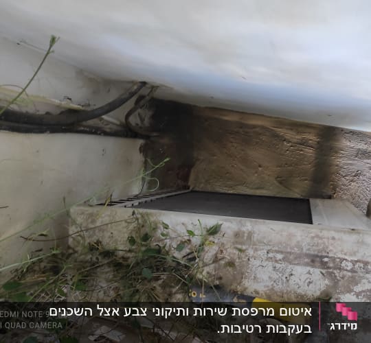 צינורות חשמל וקיר אטום בחומר איטום
